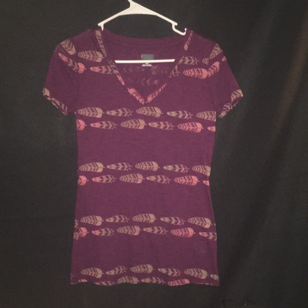 I am selling a T-shirt with feathers on it !